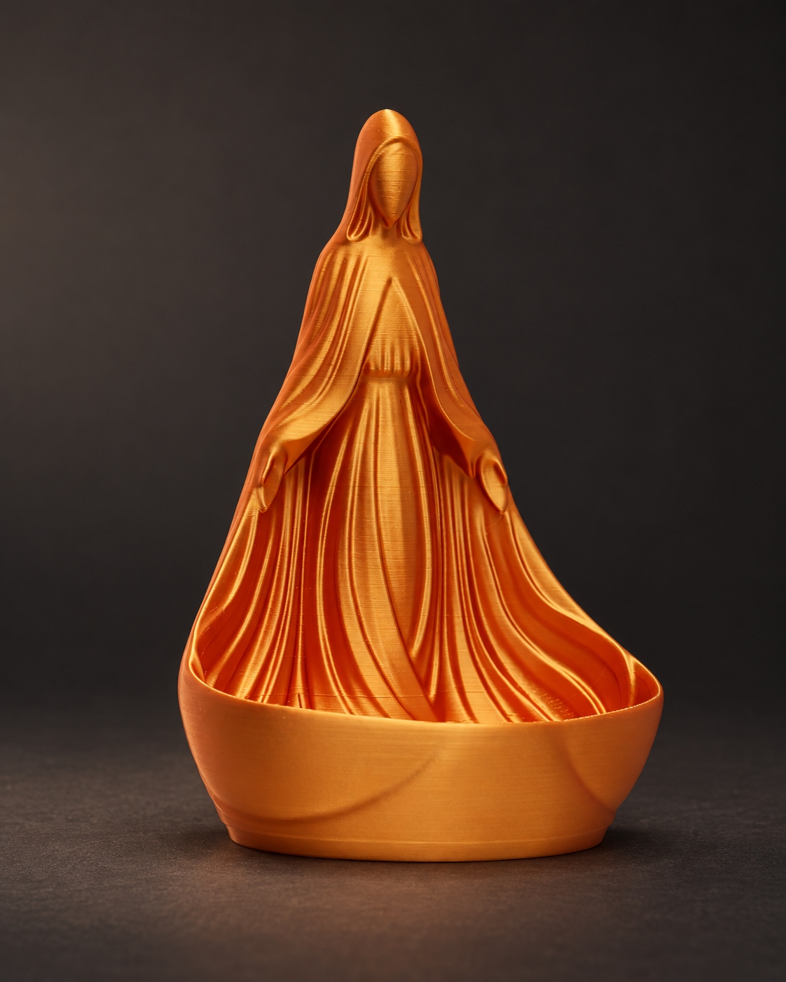 Figura minimalista de la Virgen María en tono cobre con base portarosario